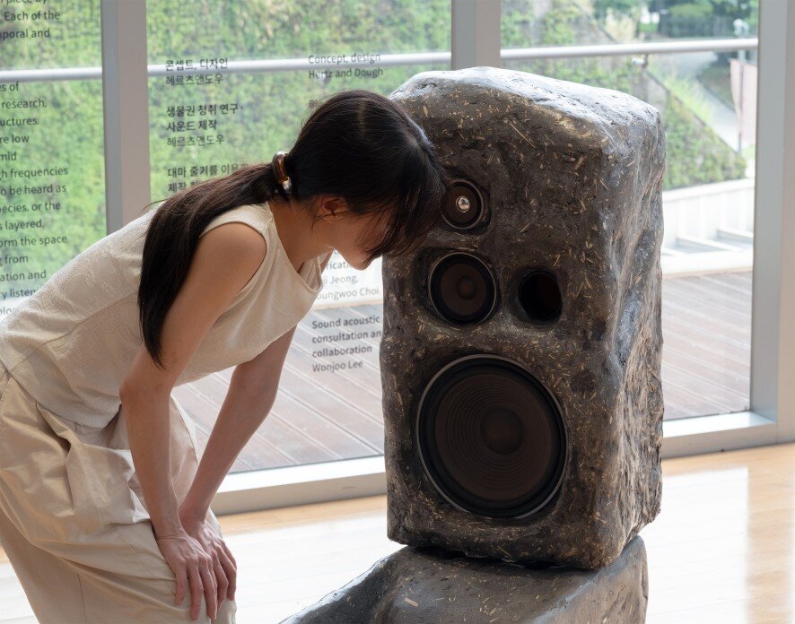 본문 이미지 - &#39;청각의 지층-듣기는 하나의 지질학적 시간이 된다&#39;, 2025, 사진: 이손 &#40;서울시립미술관 제공&#41;