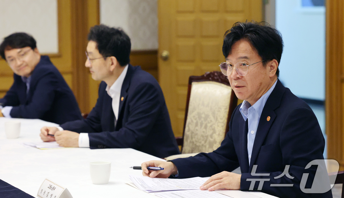 (서울=뉴스1) 임세영 기자 = 김영훈 고용노동부 장관이 5일 서울 종로구 정부서울청사에서 열린 노동안전 관계 장관 간담회에서 발언을 하고 있다. 2025.9.5/뉴스1