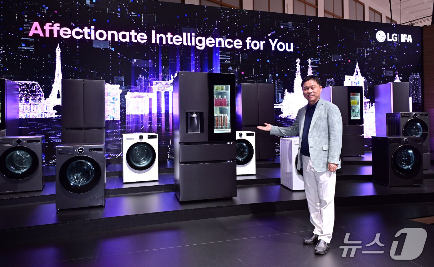 본문 이미지 - 류재철 LG전자 HS사업본부장&#40;사장&#41;이 4일&#40;현지시각&#41; IFA2025 LG전자 부스를 둘러보고 있다.&#40;LG전자 제공&#41;