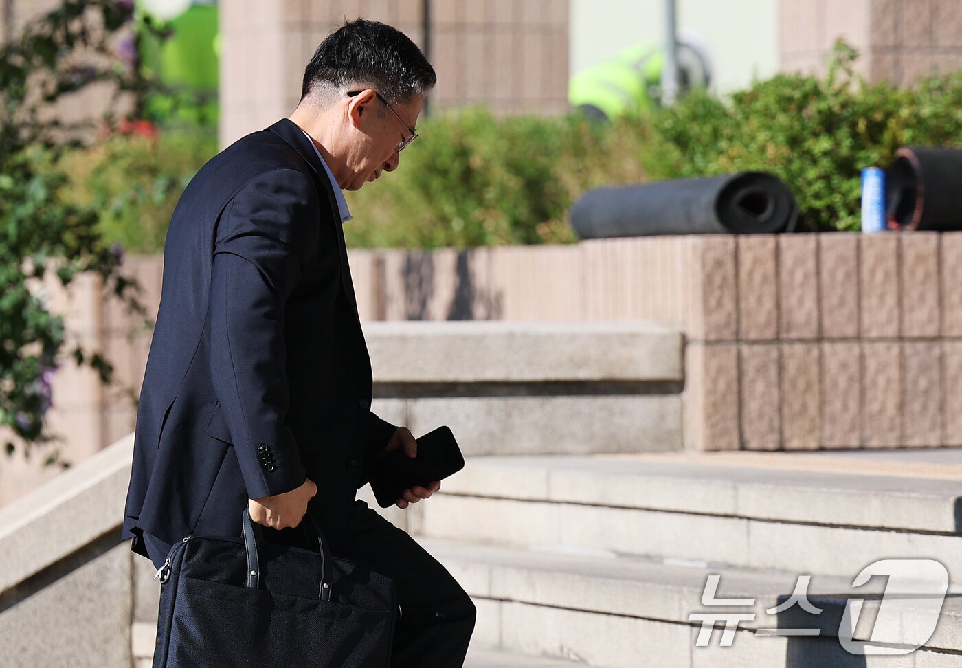 본문 이미지 - 정성호 법무부 장관이 여당의 검찰개혁안 발표를 앞둔 5일 오전 경기도 과천시 정부과천청사 법무부로 출근을 하고 있다. 2025.9.5/뉴스1 ⓒ News1 오대일 기자