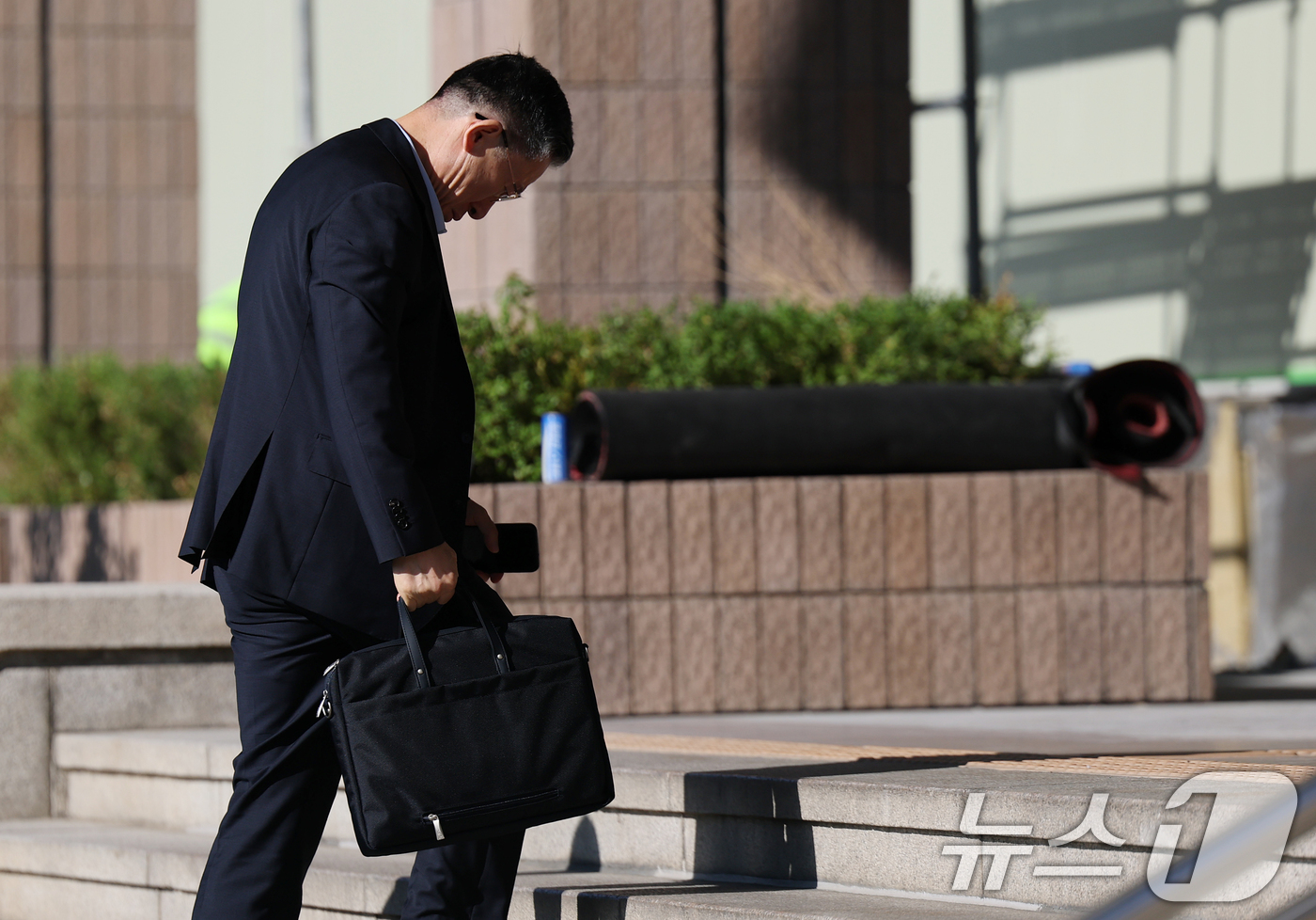 (과천=뉴스1) 오대일 기자 = 정성호 법무부 장관이 여당의 검찰개혁안 발표를 앞둔 5일 오전 경기도 과천시 정부과천청사 법무부로 출근을 하고 있다.민주당은 이날 입법 청문회와 7 …