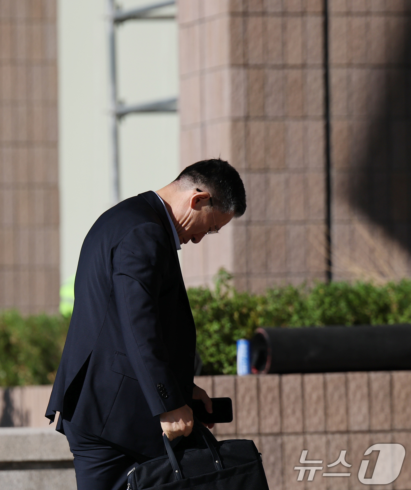 (과천=뉴스1) 오대일 기자 = 정성호 법무부 장관이 여당의 검찰개혁안 발표를 앞둔 5일 오전 경기도 과천시 정부과천청사 법무부로 출근을 하고 있다.민주당은 이날 입법 청문회와 7 …