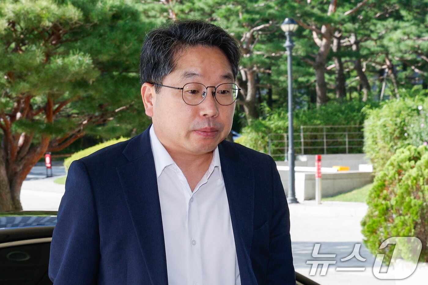 본문 이미지 - 노만석 검찰총장 직무대행이 5일 오전 서울 서초구 대검찰청에 출근하고 있다. 여당이 검찰 보완수사권을 완전 폐지하는 내용의 검찰개혁안을 추진 중인 가운데 노 직무대행은 &#34;적법절차를 지키면서 보완수사를 통해 실제 진실을 밝히는 것은 검찰의 권한이 아니라 의무＂라며 반대하는 입장을 밝힌 바 있다. 2025.9.5/뉴스1 ⓒ News1 안은나 기자