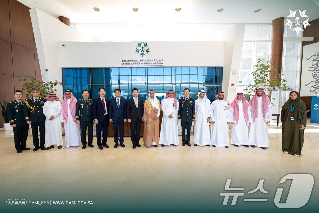 본문 이미지 - 지난 3일&#40;현지시간&#41; 석종건 방위사업청장이 사우디 군수산업청에서 관계자들과 함께 기념 촬영을 하고 있다. &#40;방위사업청 제공. 재판매 및 DB 금지&#41; 2025.9.5/뉴스1