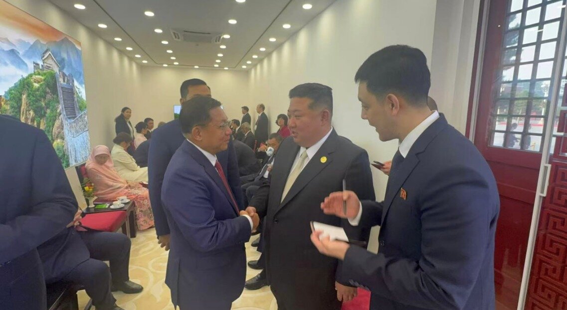 본문 이미지 - 지난 3일 베이징에서 김정은과 대화하는 미얀마 군 지도자 민 아웅 흘라잉. &#40;타트마다우 정보팀 홈페이지 갈무리&#41;