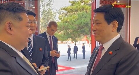 본문 이미지 - 지난 3일 김정은 북한 노동당 총비서가 베이징에서 루엉 꾸엉 베트남 국가주석과 대화 나누는 장면.  &#40;페이스북 갈무리&#41;