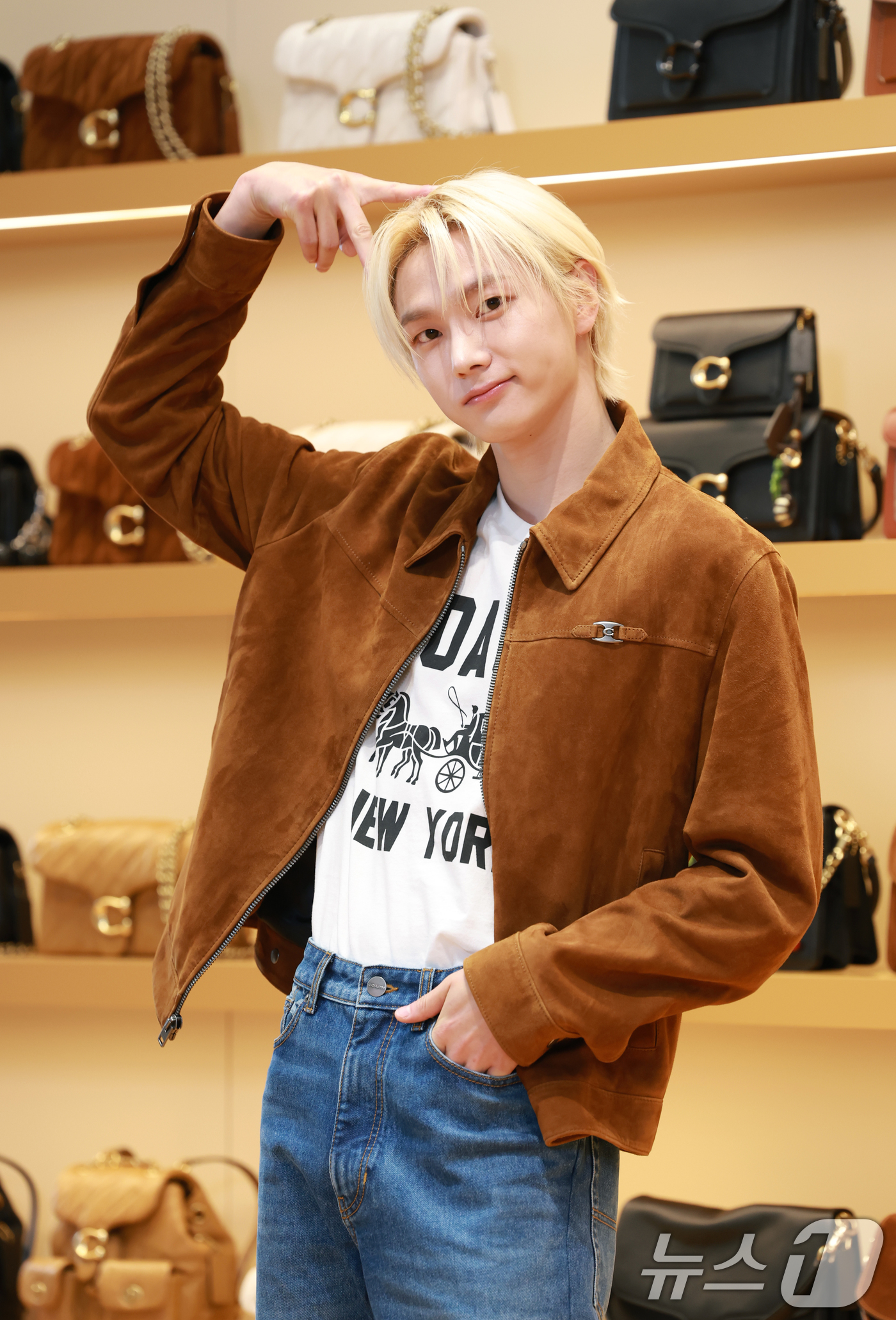 (서울=뉴스1) 권현진 기자 = 보이넥스트도어 성호가 5일 오전 서울 성동구 대림창고에서 열린 패션 브랜드 코치(COACH) 무신사 팝업 오픈 행사에 참석해 사랑스러운 인사를 하고 …