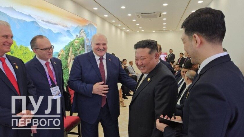 본문 이미지 - 지난 3일 알렉산드르 루카셴코 벨라루스 대통령과 김 총비서가 열병식  시작전 대화하는 모습. &#40;&#39;Пул Первого&#39; 텔레그램 갈무리&#41;