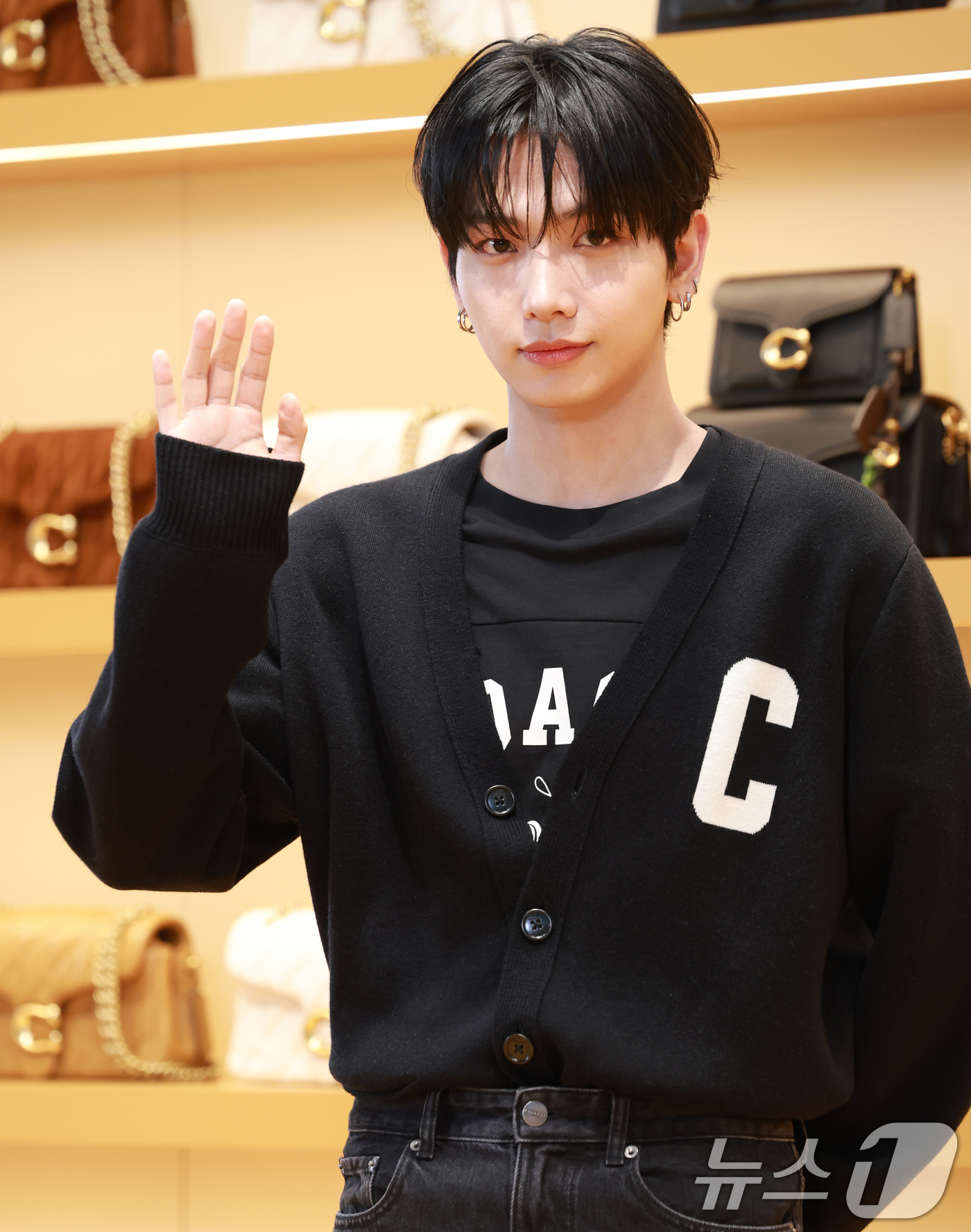 (서울=뉴스1) 권현진 기자 = 보이넥스트도어 명재현이 5일 오전 서울 성동구 대림창고에서 열린 패션 브랜드 코치(COACH) 무신사 팝업 오픈 행사에 참석해 포즈를 취하고 있다. …