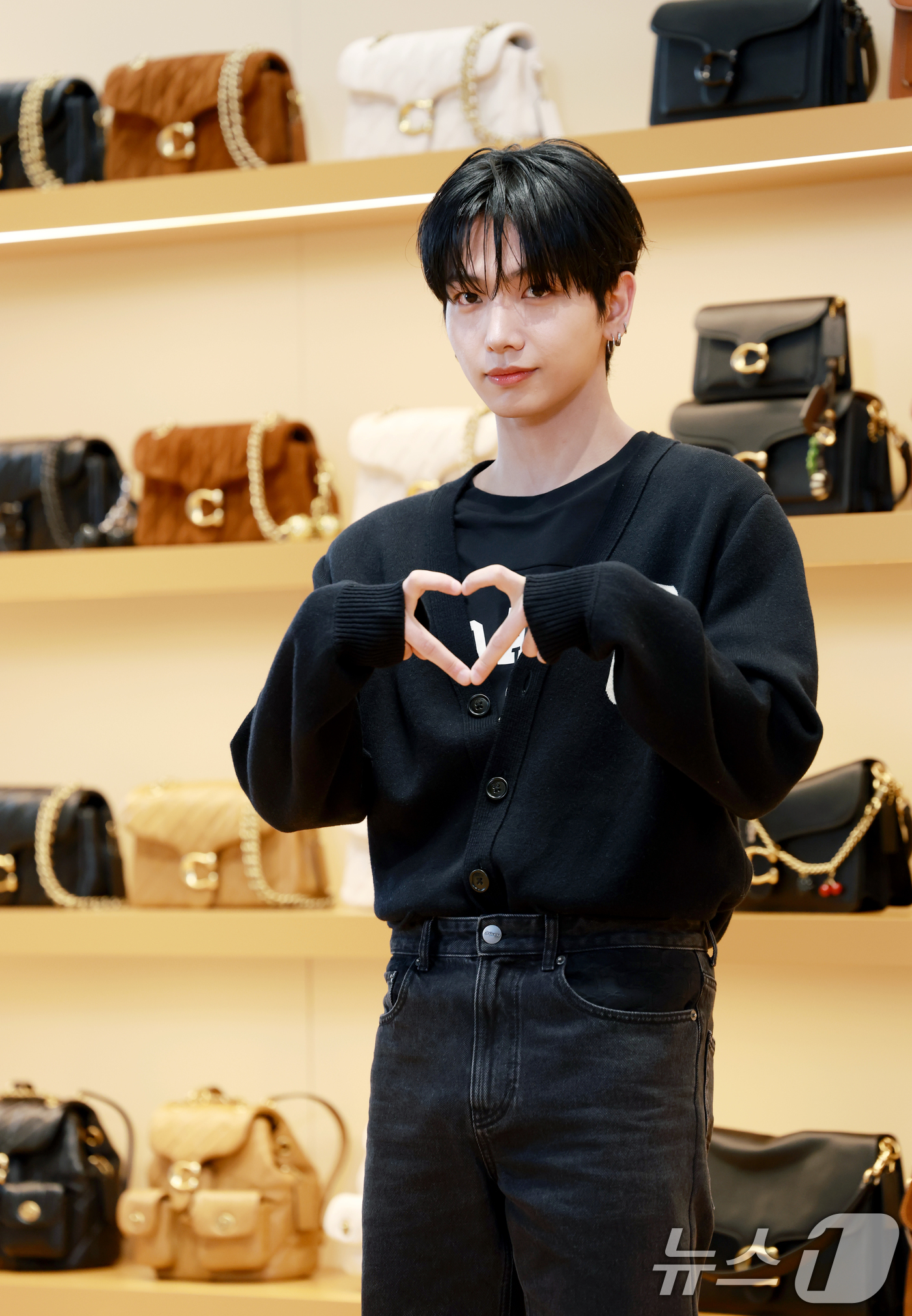 (서울=뉴스1) 권현진 기자 = 보이넥스트도어 명재현이 5일 오전 서울 성동구 대림창고에서 열린 패션 브랜드 코치(COACH) 무신사 팝업 오픈 행사에 참석해 포즈를 취하고 있다. …