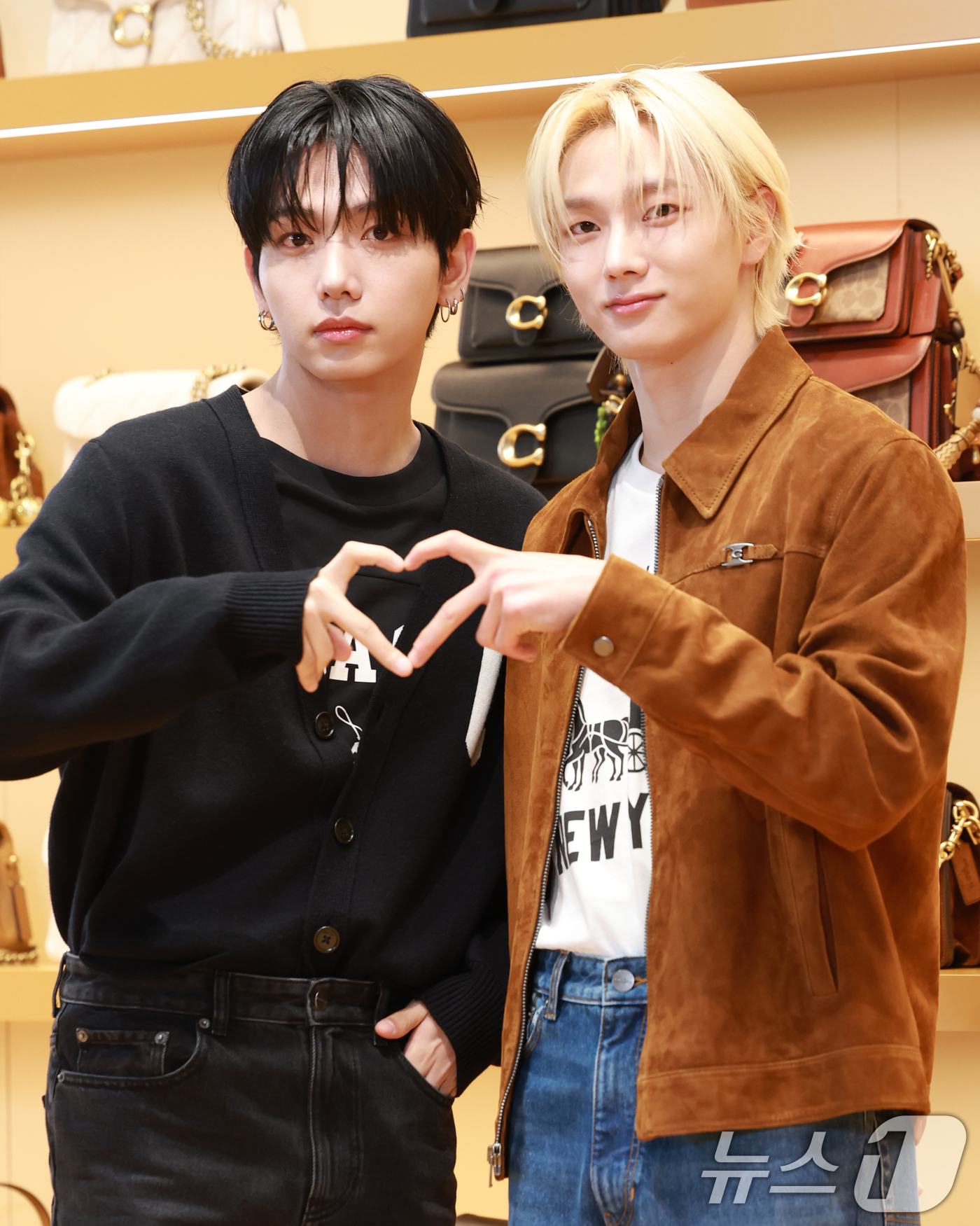 (서울=뉴스1) 권현진 기자 = 보이넥스트도어 명재현과 성호(오른쪽)가 5일 오전 서울 성동구 대림창고에서 열린 패션 브랜드 코치(COACH) 무신사 팝업 오픈 행사에 참석해 포즈 …