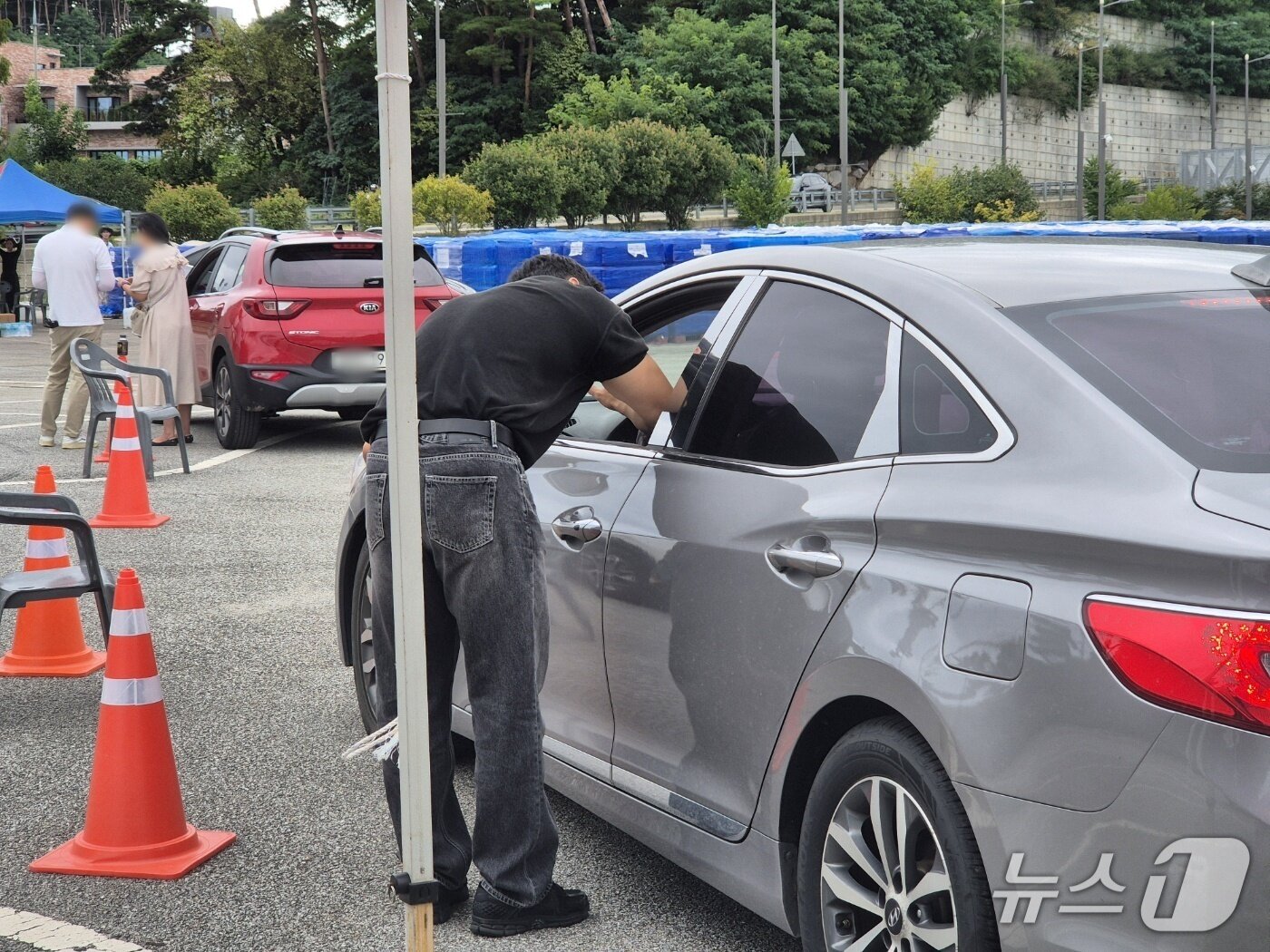 본문 이미지 - 극심한 가뭄으로 재난사태가 선포된 강원 강릉에 5일 전 시민을 대상으로 1인당 12L 분량의 생수가 배부된다. 이날 오전 강원 강릉시 포남동 강릉스피드스케이트장에 마련된 &#39;드라이브 스루&#39; 급수 현장. 2025.9.5/뉴스1 윤왕근 기자
