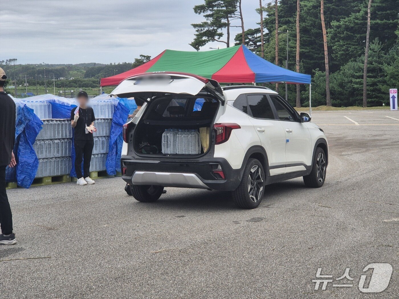 본문 이미지 - 극심한 가뭄으로 재난사태가 선포된 강원 강릉에 5일 전 시민을 대상으로 1인당 12L 분량의 생수가 배부된다. 이날 오전 강원 강릉시 포남동 강릉스피드스케이트장에 마련된 &#39;드라이브 스루&#39; 급수 현장. 2025.9.5/뉴스1 윤왕근 기자