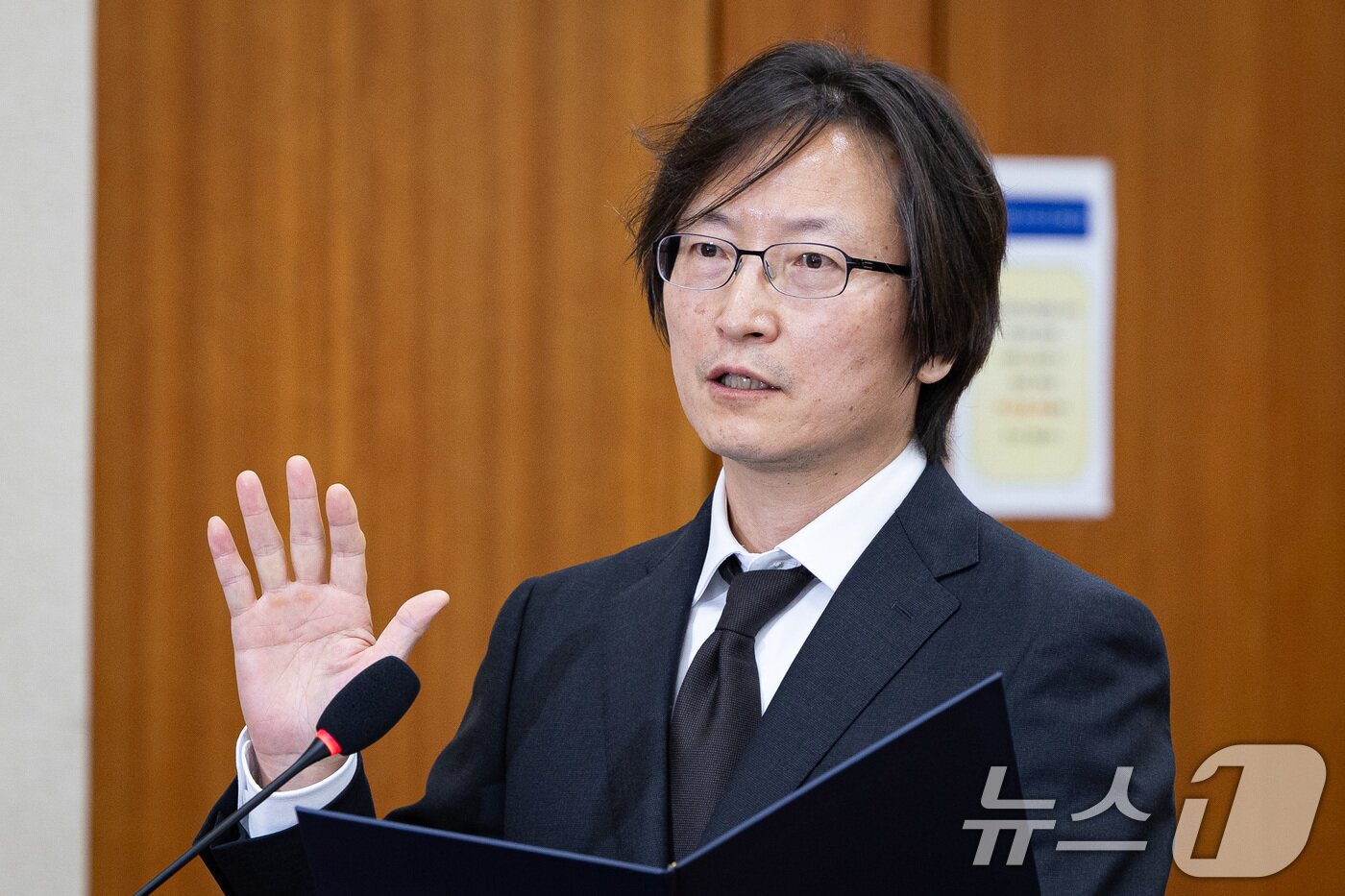 본문 이미지 - 주병기 공정거래위원장 후보자가 5일 서울 여의도 국회에서 열린 인사청문회에 출석해 선서하고 있다. 2025.9.5/뉴스1 ⓒ News1 유승관 기자