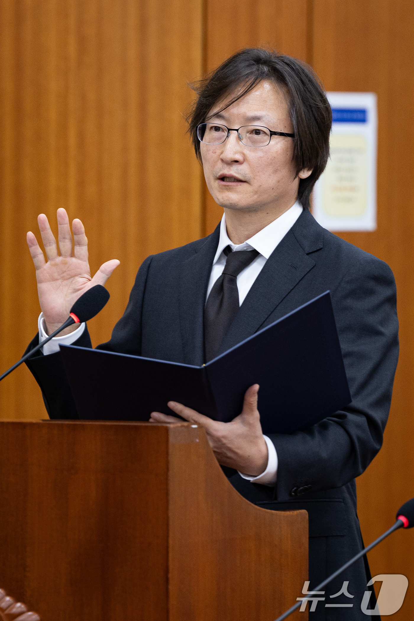 (서울=뉴스1) 유승관 기자 = 주병기 공정거래위원장 후보자가 5일 서울 여의도 국회에서 열린 인사청문회에 출석해 선서하고 있다. 2025.9.5/뉴스1