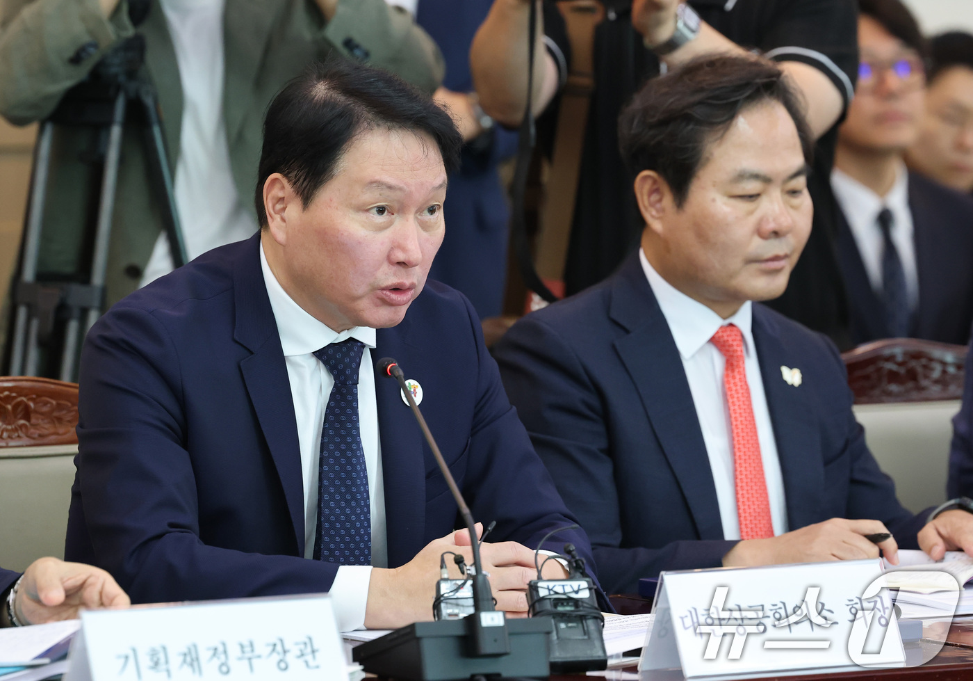 (서울=뉴스1) 임세영 기자 = 최태원 대한상공회의소 회장이 5일 서울 종로구 정부서울청사에서 열린 2025년 APEC 정상회의 제8차 준비위원회 회의에서 발언을 하고 있다. 20 …