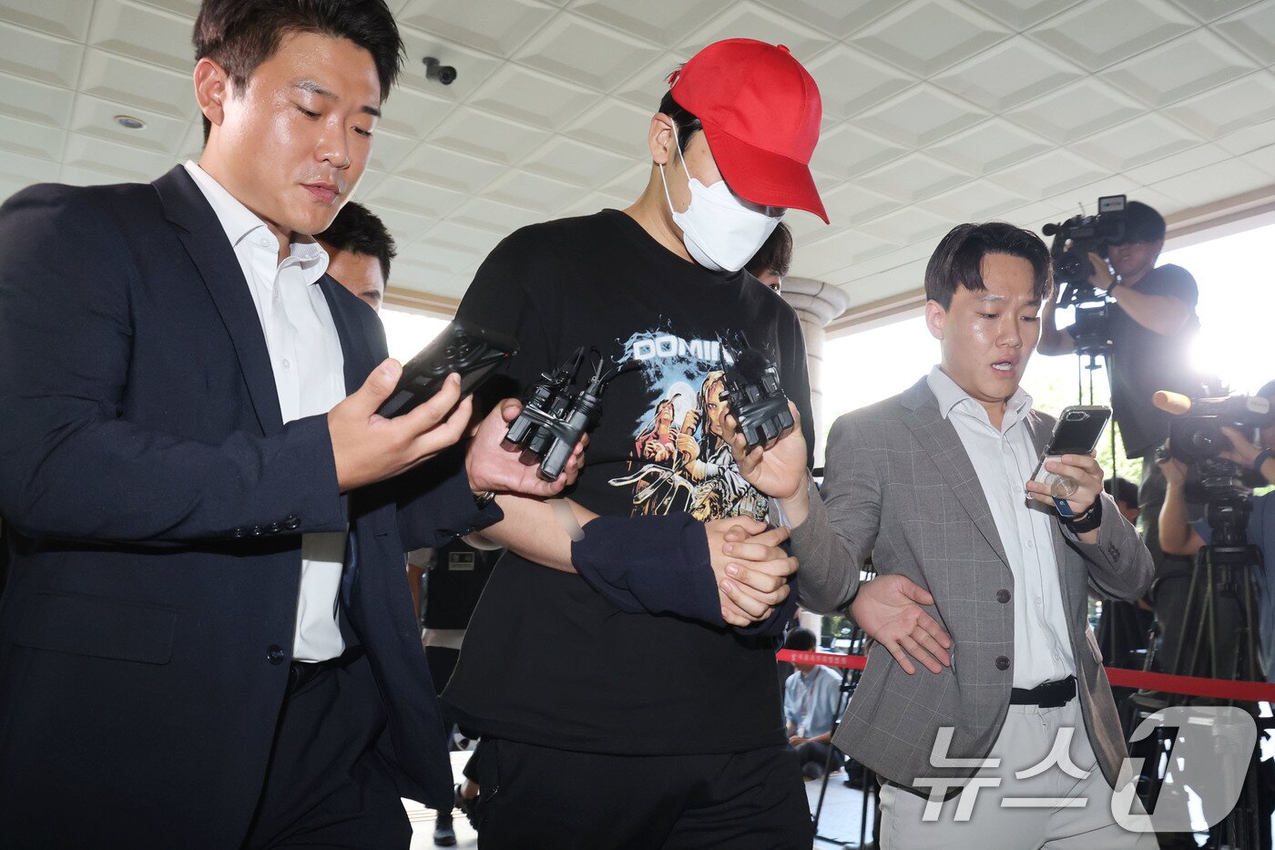 본문 이미지 - 초등학생들을 유괴하려 한 혐의로 긴급체포된 20대 남성 3명 중 A씨가 5일 오전 서울 마포구 서울서부지방법원에서 열린 구속 전 피의자심문&#40;영장실질심사&#41;에 출석하고 있다.  2025.9.5/뉴스1 ⓒ News1 이광호 기자