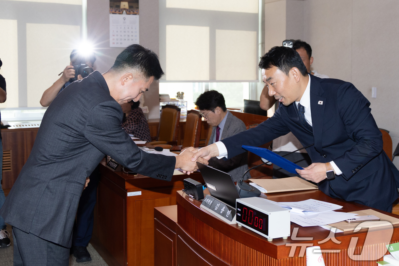 (서울=뉴스1) 이승배 기자 = 5일 서울 여의도 국회에서 열린 제429회 국회(정기회) 법제사법위원회 검찰 개혁 입법청문회에서 이희동 부산고검 검사가 증인 선서를 마치고 김용민 …