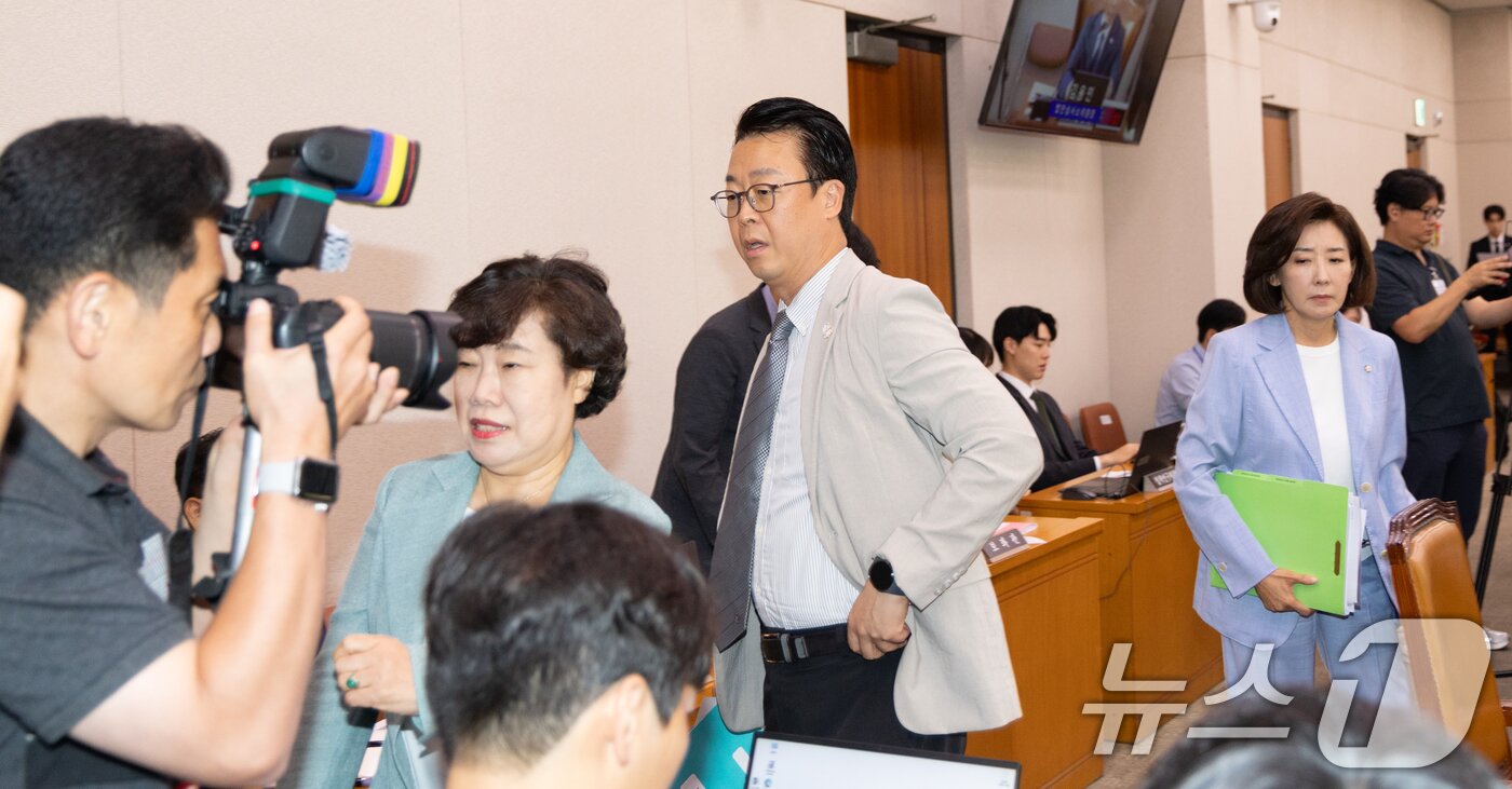 본문 이미지 - 5일 서울 여의도 국회에서 열린 제429회 국회&#40;정기회&#41; 법제사법위원회 검찰 개혁 입법청문회에서 곽규택, 조배숙, 나경원 국민의힘 의원들이 증인채택 등에 반발해 자리를 떠나고 있다. 2025.9.5/뉴스1 ⓒ News1 이승배 기자