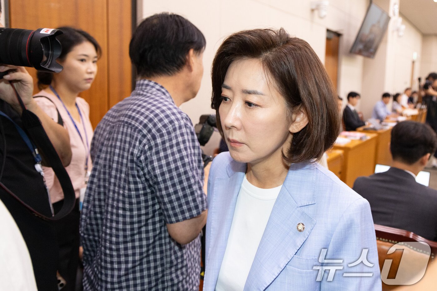 본문 이미지 - 5일 서울 여의도 국회에서 열린 제429회 국회&#40;정기회&#41; 법제사법위원회 검찰 개혁 입법청문회에서 나경원 국민의힘 의원이 증인채택 등에 반발해 자리를 떠나고 있다. 2025.9.5/뉴스1 ⓒ News1 이승배 기자