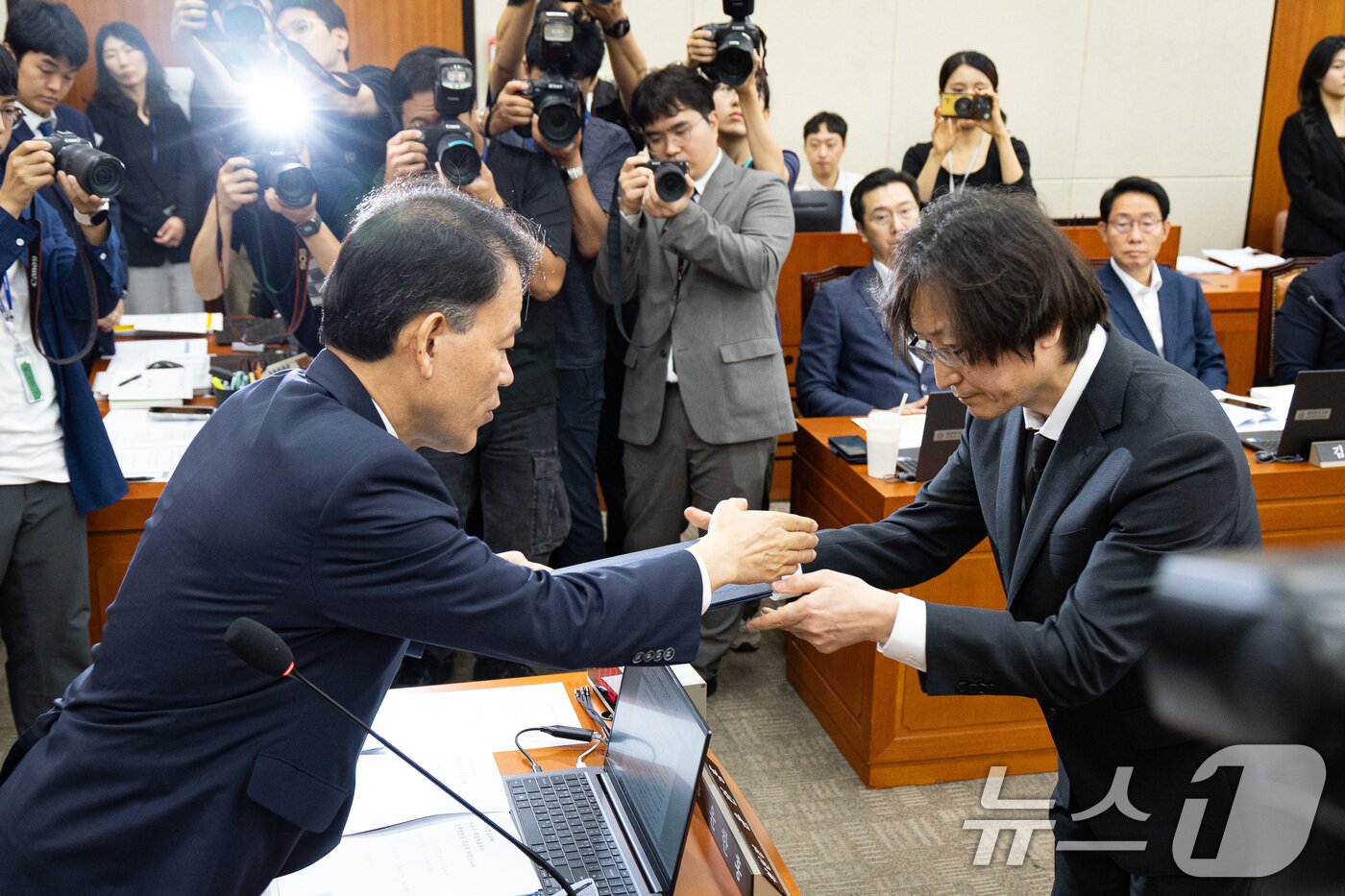 본문 이미지 - 주병기 공정거래위원장 후보자가 5일 서울 여의도 국회에서 열린 인사청문회에 출석해 선서 후 선서문을 윤한홍 정무위원장에게 전달하고 있다. 2025.9.5/뉴스1 ⓒ News1 유승관 기자