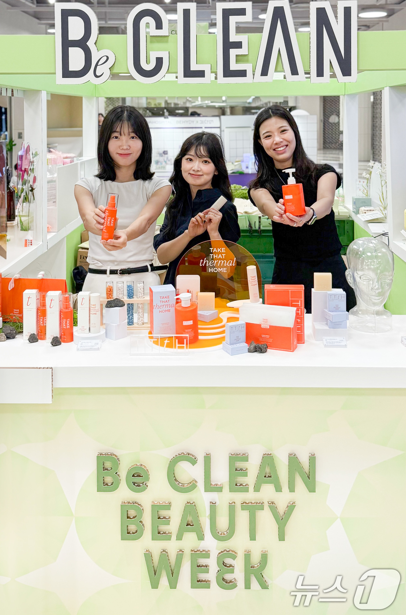 (서울=뉴스1) = 현대백화점이 업계 최초로 선보인 클린뷰티 편집숍 '비클린(BeCLEAN)'은 오는 19일까지 목동점·판교점·중동점·더현대 서울·커넥트현대 청주에서 '비클린 뷰티 …