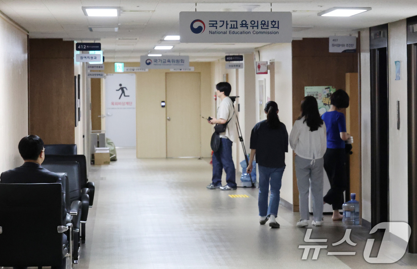 (서울=뉴스1) 임세영 기자 = 김건희 여사의 각종 의혹을 수사하는 민중기 특별검사팀이 5일 이배용 전 국가교육위원장의 귀금속 공여 의혹 사건 관련해 서울 종로구 정부서울청사 내 …