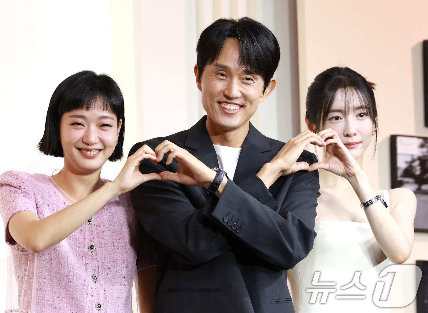 (서울=뉴스1) 권현진 기자 = 배우 김고은(왼쪽부터)과 조영민 감독, 박지현이 5일 서울 중구 앰배서더 서울 풀만 호텔에서 열린 넷플릭스 시리즈 '은중과 상연' 제작발표회에 참석 …