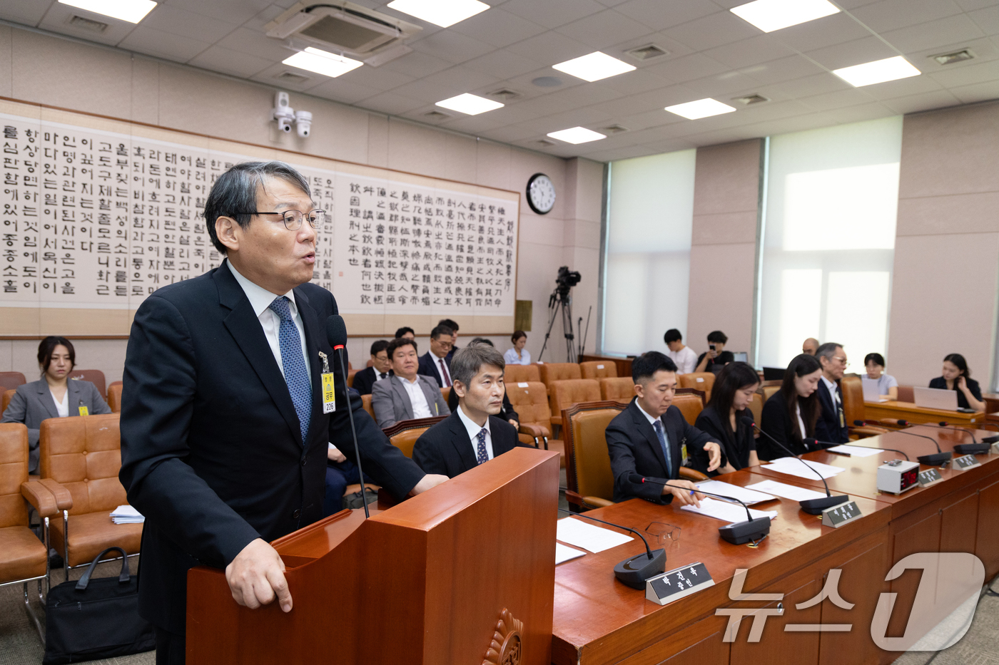 (서울=뉴스1) 이승배 기자 = 5일 서울 여의도 국회에서 열린 제429회 국회(정기회) 법제사법위원회 검찰 개혁 입법청문회에서 참고인 신분으로 출석한 이광철 변호사가 의원 질의에 …
