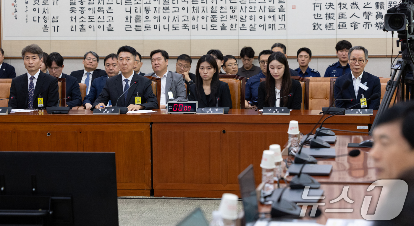 (서울=뉴스1) 이승배 기자 = 5일 서울 여의도 국회에서 열린 제429회 국회(정기회) 법제사법위원회 검찰 개혁 입법청문회에서 이희동 부산고검 검사를 비롯한 증인들이 착석해 있다 …