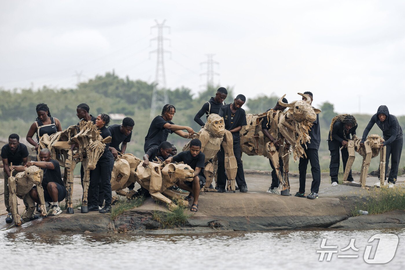 본문 이미지 - 아프리카 콩고에서 기후위기를 경고하는 퍼포먼스를 하고 있는 &#39;무리&#39; 더 허즈&#40;THE HERDS&#41; 팀 ⓒ 뉴스1