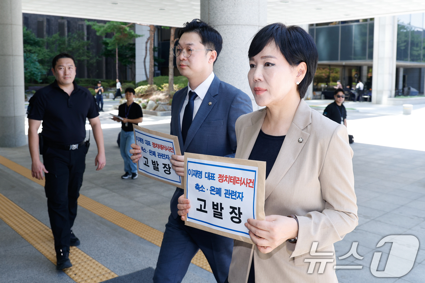 (서울=뉴스1) 안은나 기자 = 전현희 더불어민주당 정치테러대책위원회 위원장과 김동아 의원이 5일 내란특검 사무실이 있는 서울 서초구 고등검찰청을 찾아 이재명 대통령의 당대표 시절 …