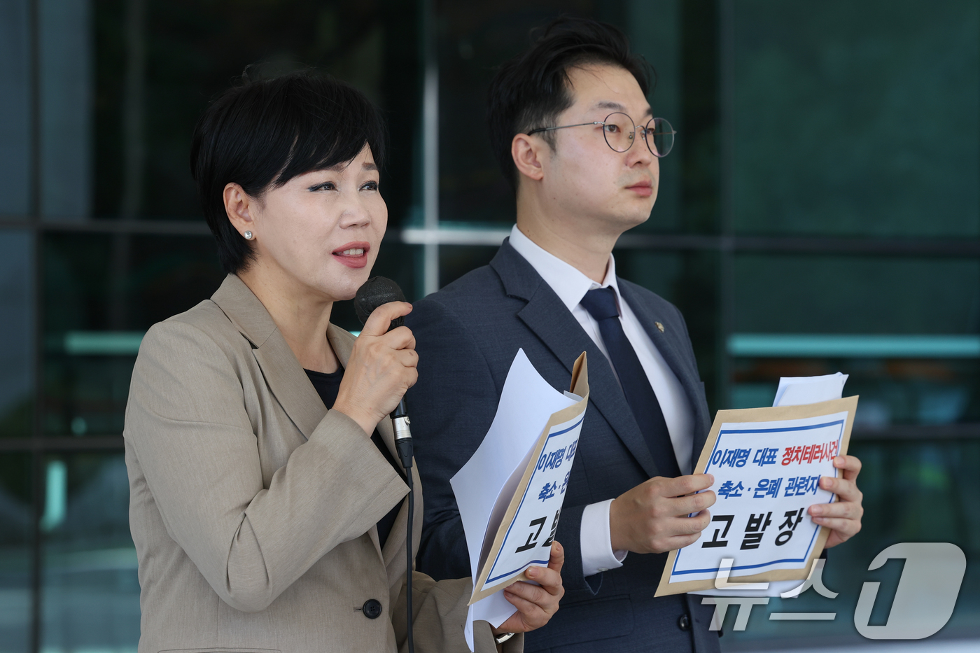 (서울=뉴스1) 안은나 기자 = 전현희 더불어민주당 정치테러대책위원회 위원장(왼쪽)과 김동아 의원이 5일 내란특검 사무실이 있는 서울 서초구 고등검찰청을 찾아 이재명 대통령의 당대 …