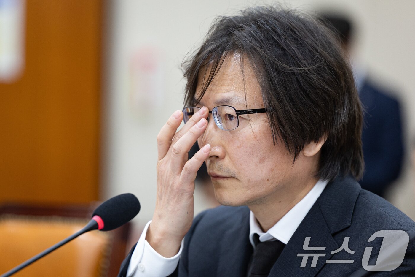 본문 이미지 - 주병기 공정거래위원장 후보자가 5일 서울 여의도 국회에서 열린 인사청문회에 출석해 안경을 고쳐 쓰고 있다. ⓒ News1 유승관 기자