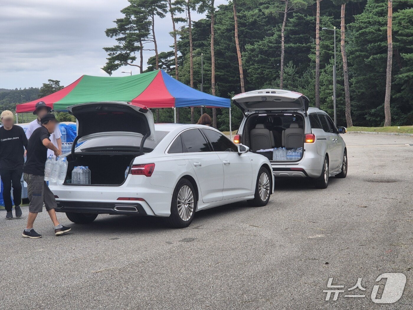본문 이미지 - 극심한 가뭄으로 재난사태가 선포된 강원 강릉에 5일 전 시민을 대상으로 1인당 12L 분량의 생수가 배부된다. 이날 오전 강원 강릉시 포남동 강릉스피드스케이트장에 마련된 &#39;드라이브 스루&#39; 급수 현장. 2025.9.5/뉴스1 윤왕근 기자