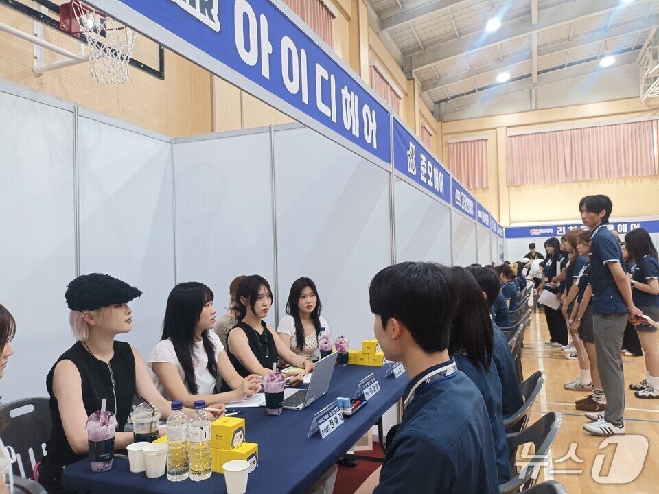 본문 이미지 -    &#39;2025 취업캠프&#39;에서 학생들이 면접을 보고 있다.&#40;전남도교육청 제공, 재판매 및 DB 금지&#41;/뉴스1 