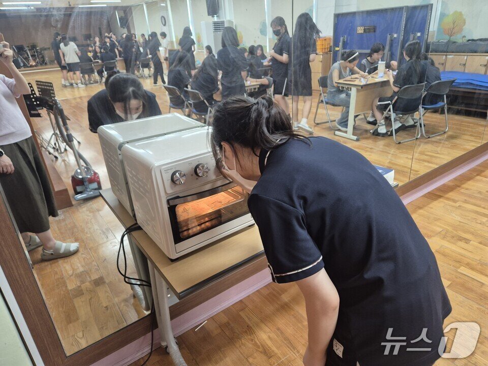 본문 이미지 -  &#39;푸른 하늘의 날&#39;행사에서 학생들이 대기오염 실험을 하고 있다. &#40;전남도교육청 제공, 재판매 및 DB 금지&#41;/뉴스1 