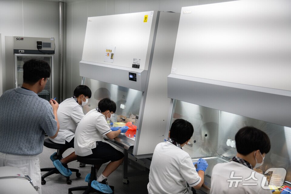 본문 이미지 -  학생들이 화순 미생물실증지원센터에서 현장체험학습을 하고 있다. &#40;전남도교육청 제공, 재판매 및 DB 금지&#41;/뉴스1 