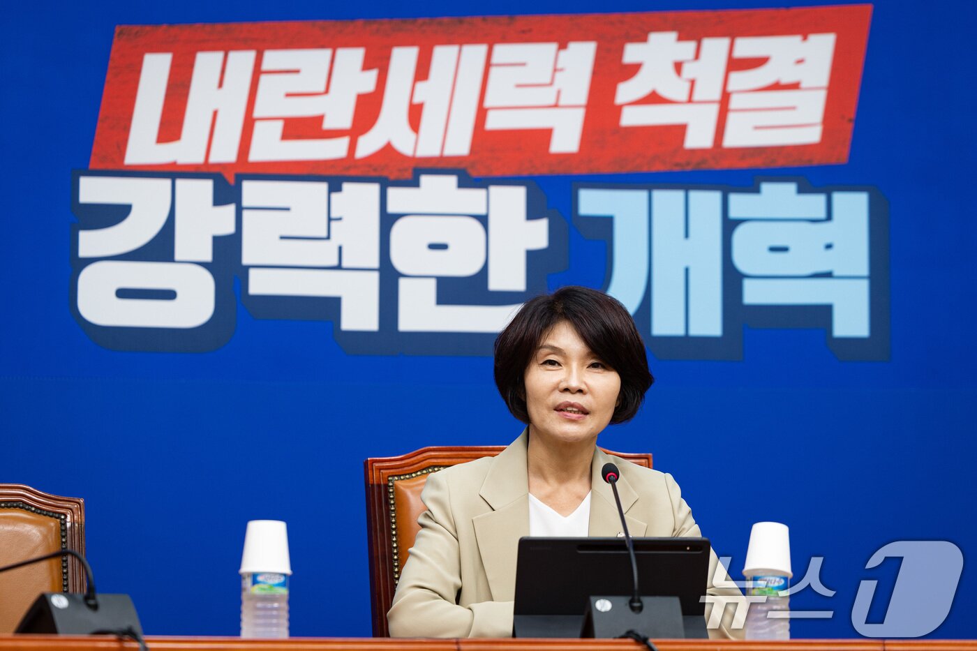 본문 이미지 - 한정애 더불어민주당 정책위의장이 5일 서울 여의도 국회에서 정례 기자간담회를 하고 있다. 2025.9.5/뉴스1 ⓒ News1 유승관 기자