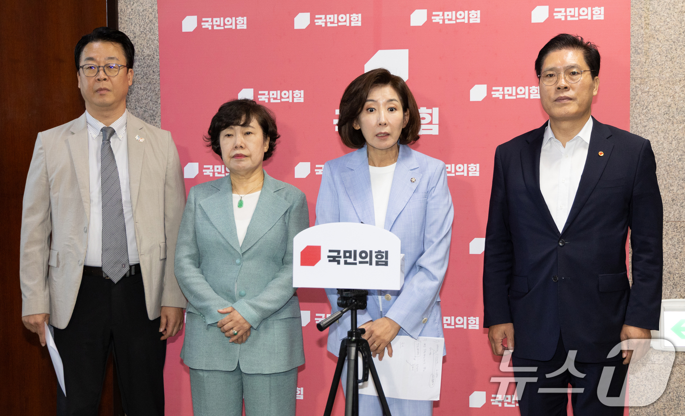 (서울=뉴스1) 이승배 기자 = 나경원 국민의힘 의원을 비롯한 법사위원들이 5일 서울 여의도 국회에서 법제사법위원회 검찰개혁 입법청문회 증인 채택 등과 관련해 입장을 밝히고 있다. …