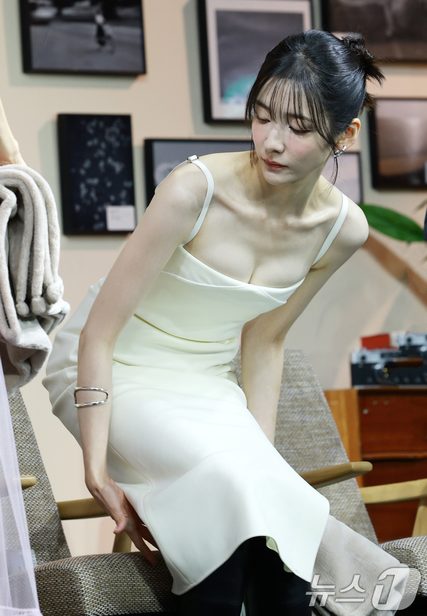 (서울=뉴스1) 권현진 기자 = 배우 박지현이 5일 서울 중구 앰배서더 서울 풀만 호텔에서 열린 넷플릭스 시리즈 '은중과 상연' 제작발표회에 참석해 의자에 앉고 있다.'은중과 상연 …