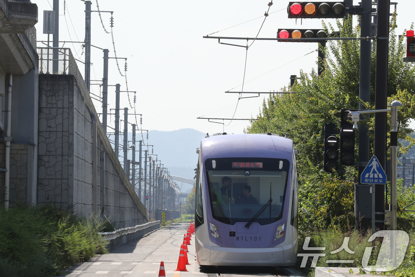 (청주=뉴스1) 김용빈 기자 = 5일 오전 충북 청주시 오송읍 한국철도기술연구원 오송분원에서 서울시 위례선 트램 차량 예비주행 시험이 이뤄지고 있다. 위례선은 서울 지하철 5호선 …