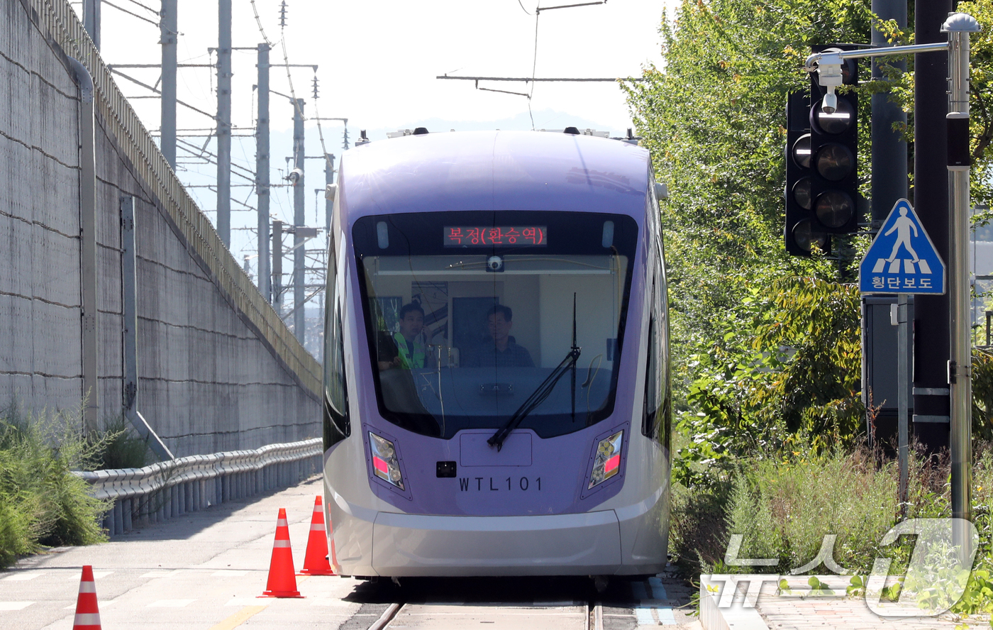 (청주=뉴스1) 김용빈 기자 = 5일 오전 충북 청주시 오송읍 한국철도기술연구원 오송분원에서 서울시 위례선 트램 차량 예비주행 시험이 이뤄지고 있다. 위례선은 서울 지하철 5호선 …