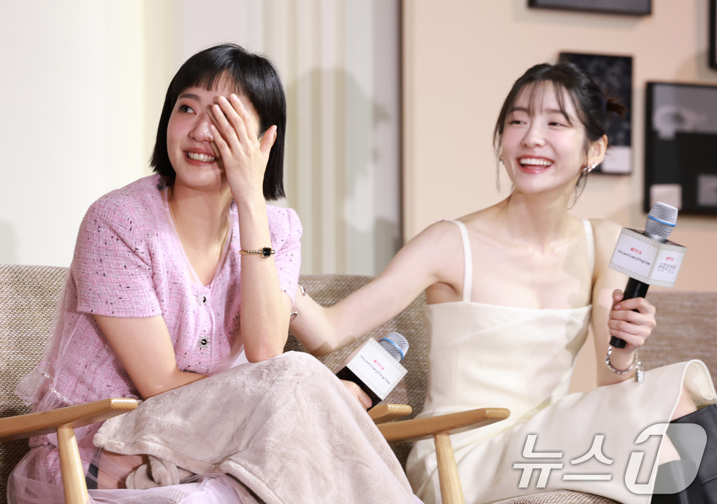 (서울=뉴스1) 권현진 기자 = 배우 박지현(오른쪽)이 5일 서울 중구 앰배서더 서울 풀만 호텔에서 열린 넷플릭스 시리즈 '은중과 상연' 제작발표회에 참석해 눈물 흘리는 김고은을 …