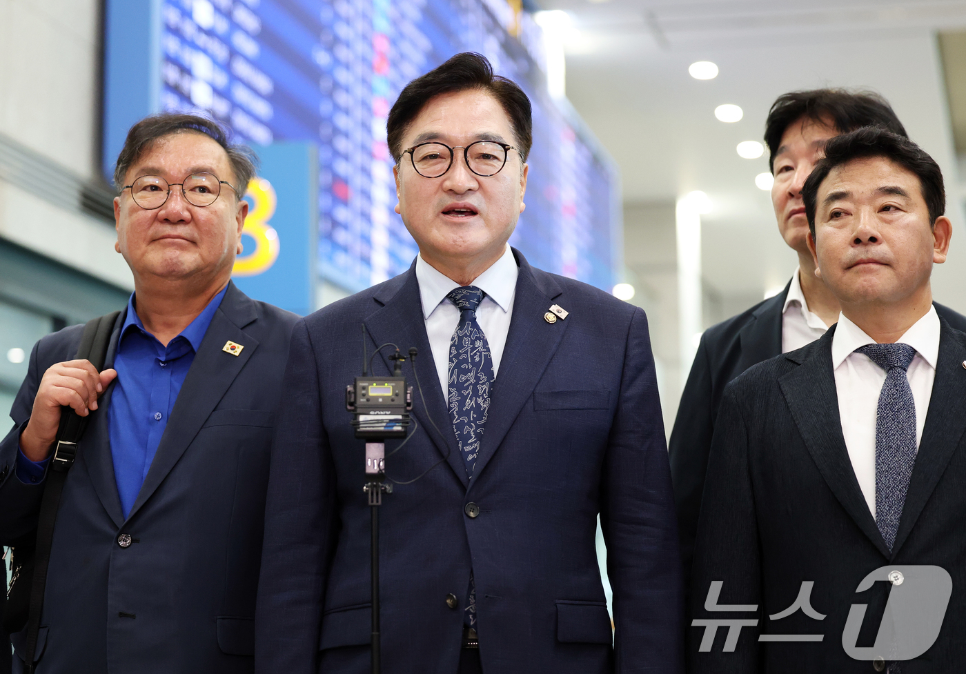 (인천공항=뉴스1) 오대일 기자 = 3박 4일간의 중국 전승절 행사 참석 일정을 마친 우원식 국회의장이 5일 인천공항을 통해 귀국하며 취재진에게 방중 성과를 설명하고 있다.우 의장 …