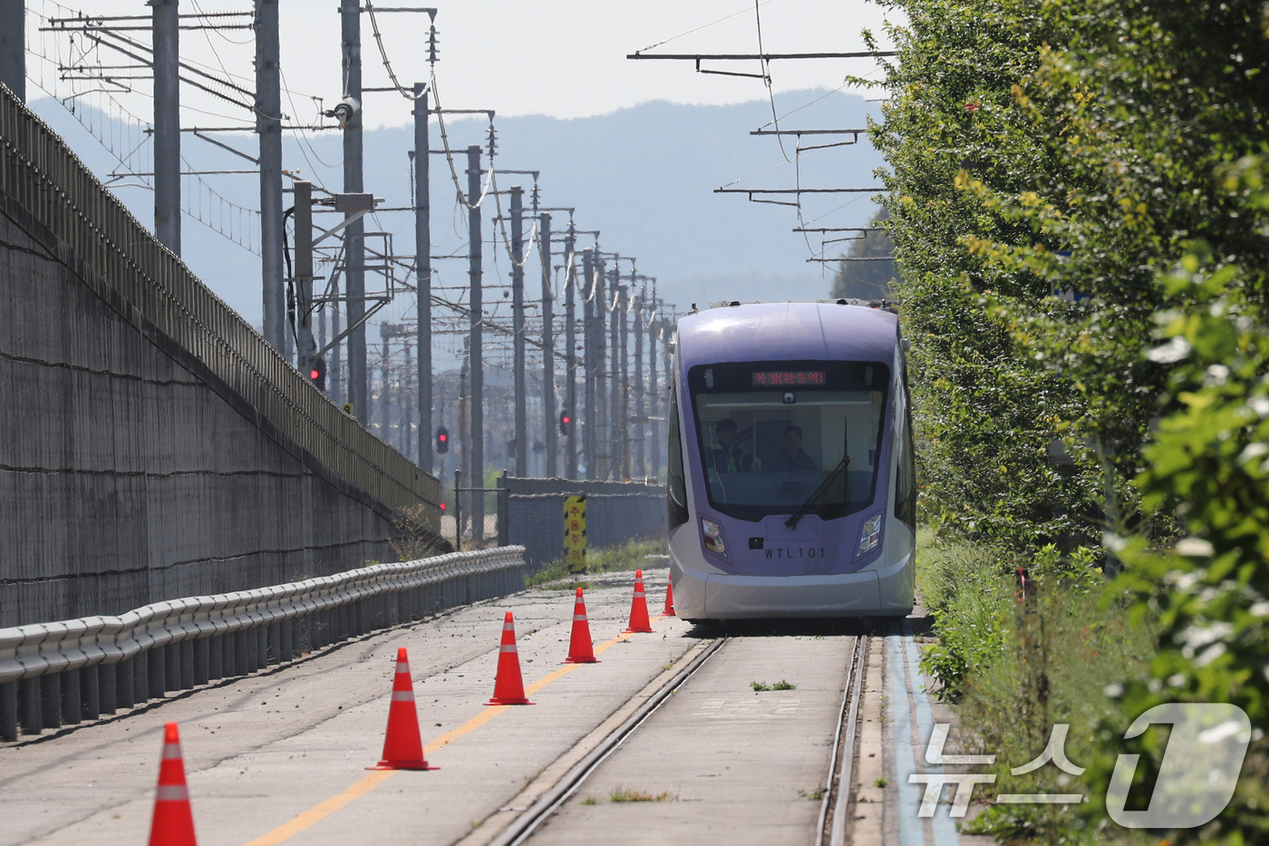 (청주=뉴스1) 김용빈 기자 = 5일 오전 충북 청주시 오송읍 한국철도기술연구원 오송분원에서 서울시 위례선 트램 차량 예비주행 시험이 이뤄지고 있다. 위례선은 서울 지하철 5호선 …