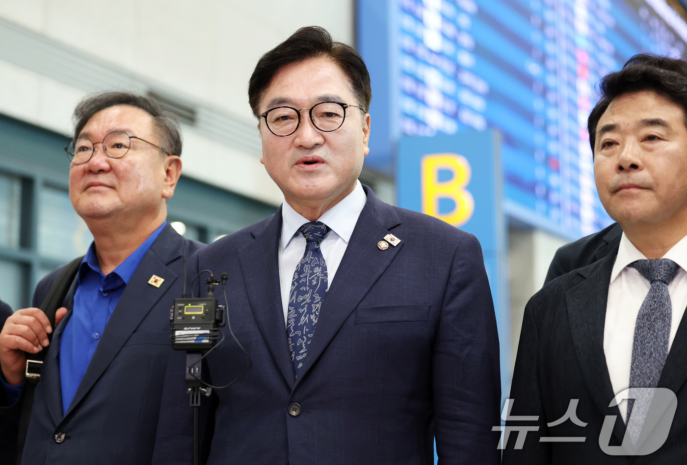 (인천공항=뉴스1) 오대일 기자 = 3박 4일간의 중국 전승절 행사 참석 일정을 마친 우원식 국회의장이 5일 인천공항을 통해 귀국하며 취재진에게 방중 성과를 설명하고 있다.우 의장 …