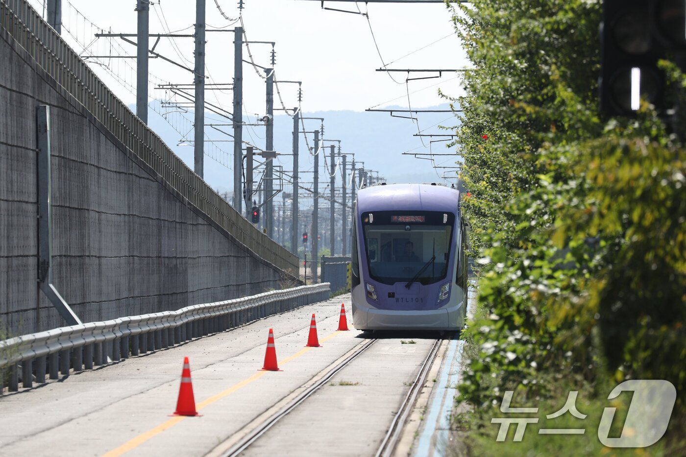 본문 이미지 - 5일 오전 충북 청주시 오송읍 한국철도기술연구원 오송분원에서 서울시 위례선 트램 차량 예비주행 시험이 이뤄지고 있다.  2025.9.5/뉴스1 ⓒ News1 김용빈 기자