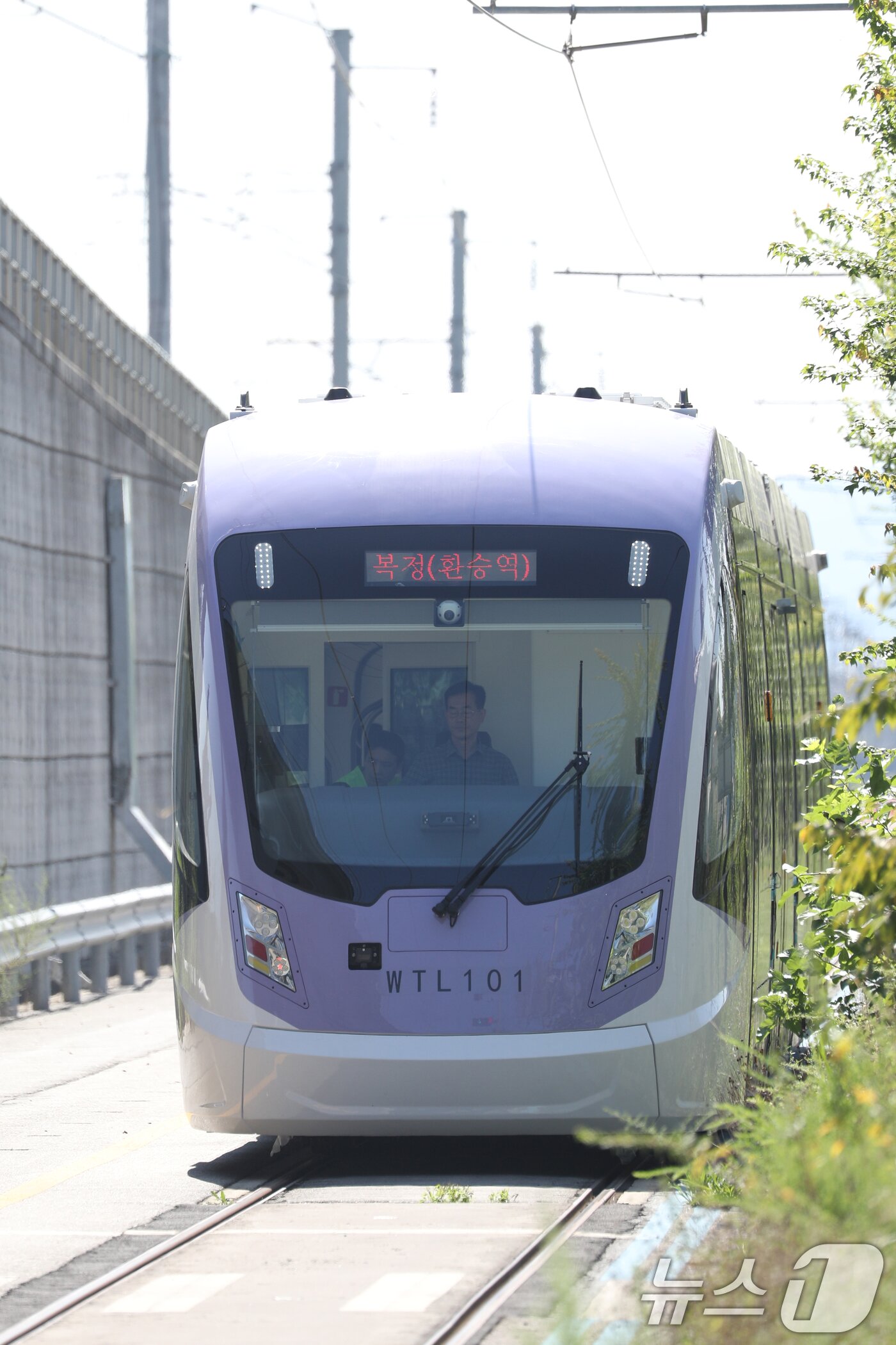본문 이미지 - 5일 오전 충북 청주시 오송읍 한국철도기술연구원 오송분원에서 서울시 위례선 트램 차량 예비주행 시험이 이뤄지고 있다.  2025.9.5/뉴스1 ⓒ News1 김용빈 기자