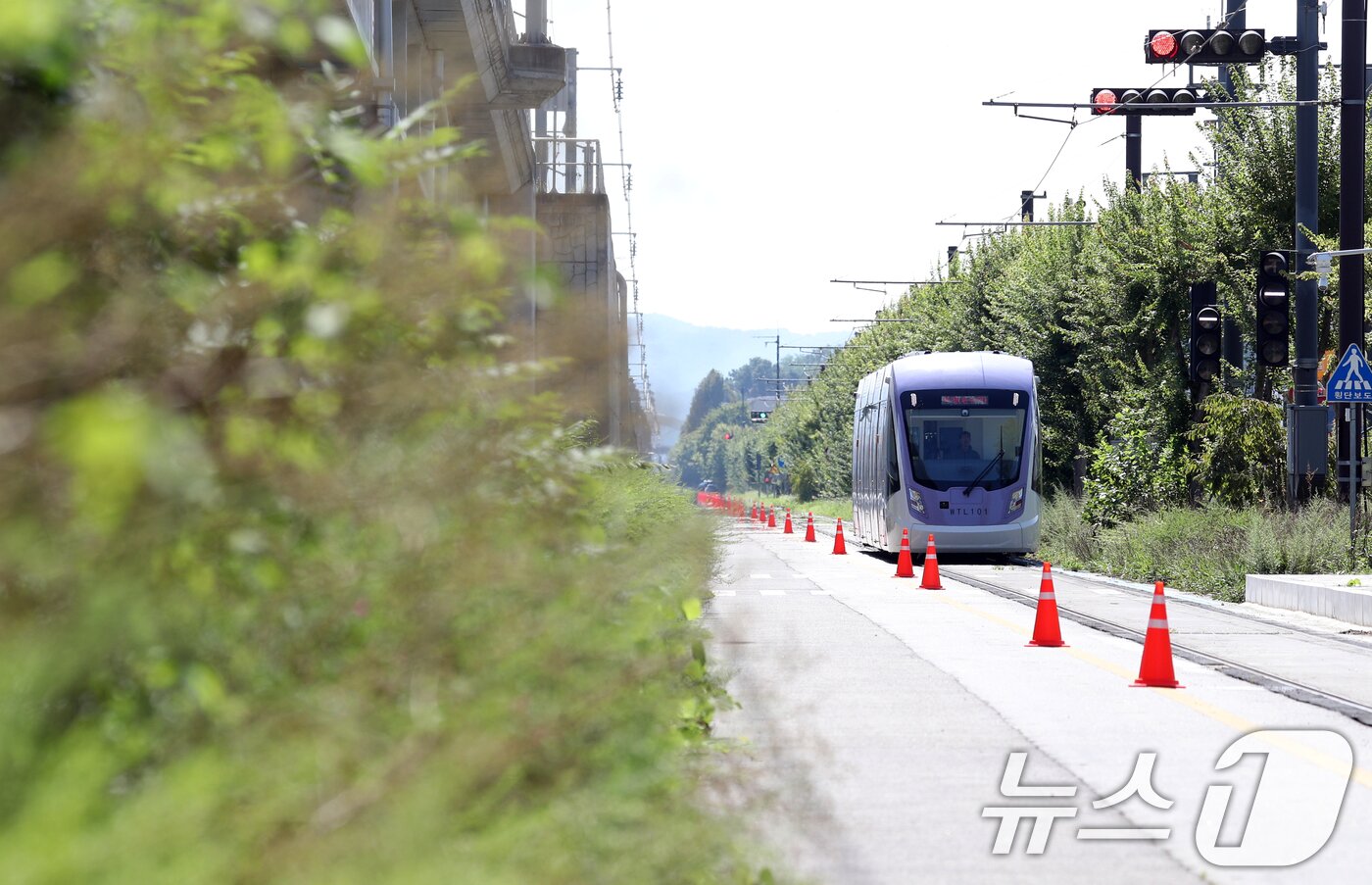 본문 이미지 - 5일 오전 충북 청주시 오송읍 한국철도기술연구원 오송분원에서 서울시 위례선 트램 차량 예비주행 시험이 이뤄지고 있다.  2025.9.5/뉴스1 ⓒ News1 김용빈 기자